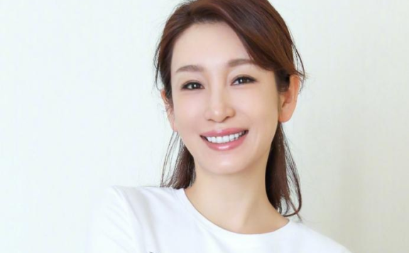 秦海璐个人资料简介(秦海璐嫁二婚王新军,让丧夫丧子的婆婆老有所依)