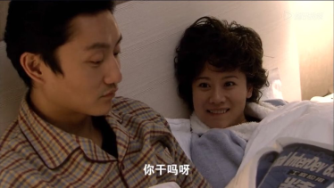电视剧双面胶里翻书的意思，海清湿手翻书是哪一集？